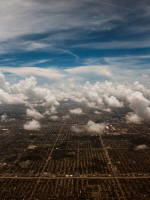 9 Tips for Awesome Photos from Airplane Windows: Cloudy City